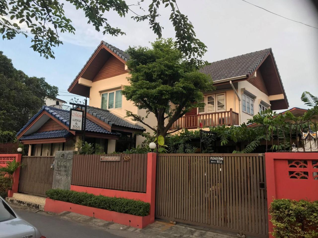 Mon Lodge & Yoga Donmueang Бангкок Екстер'єр фото