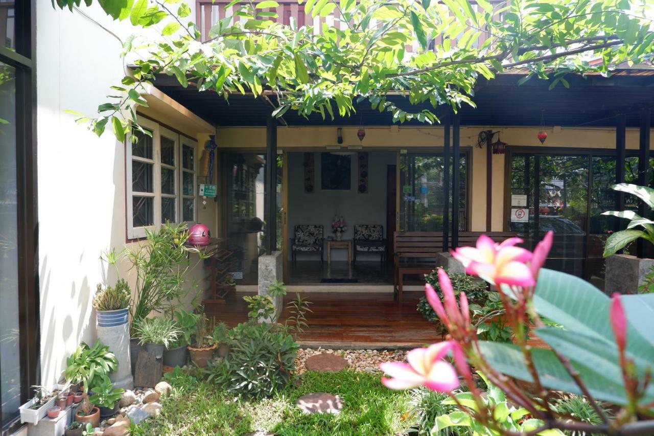Mon Lodge & Yoga Donmueang Бангкок Екстер'єр фото